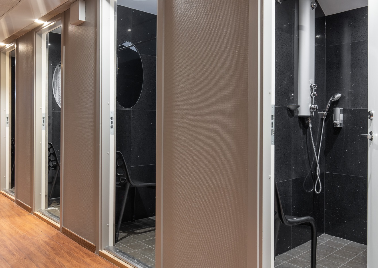 Korridor med egna låsbara duschrum på Mini-Hotel